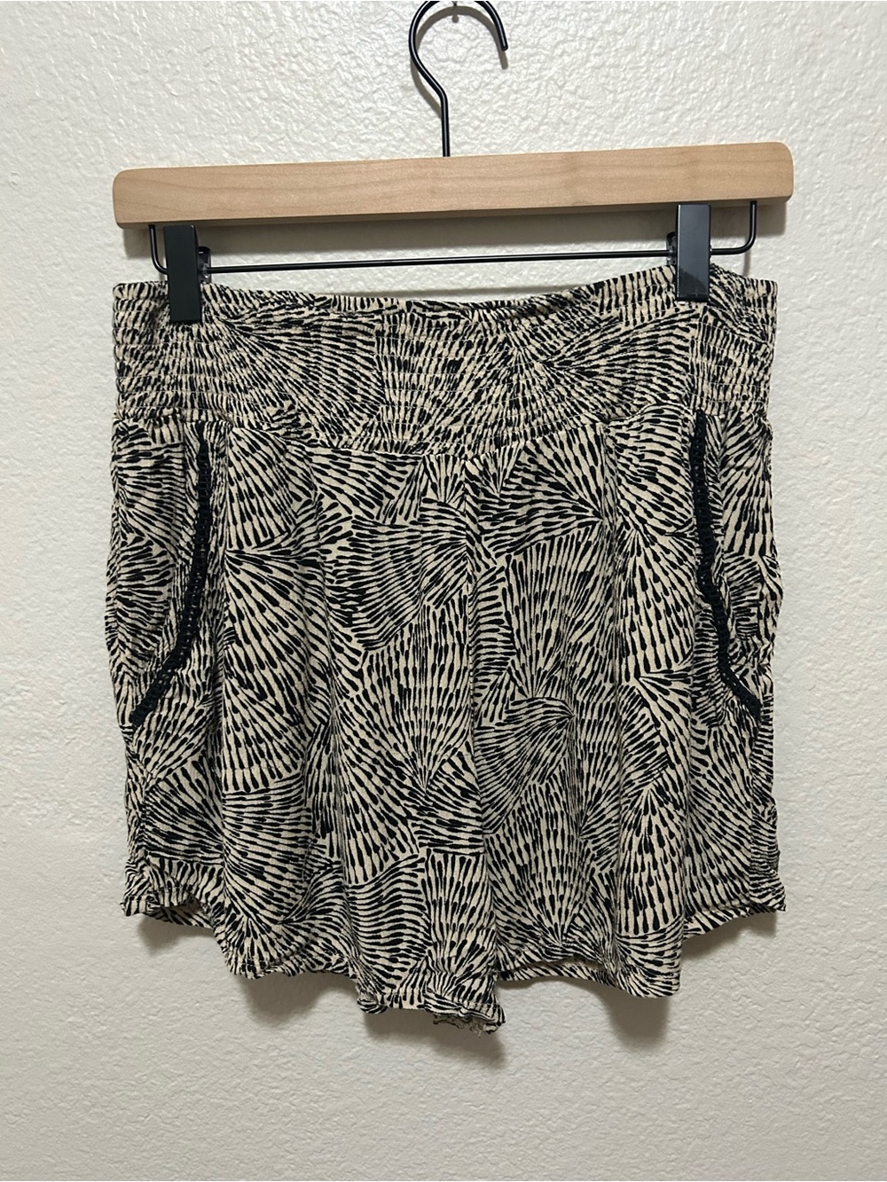 Three Dots Flowy Patterned Lounge Shorts | Pockets | Size Medium